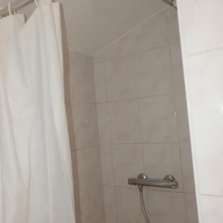 Agreable T2 Avec Piscine Pins-Justaret